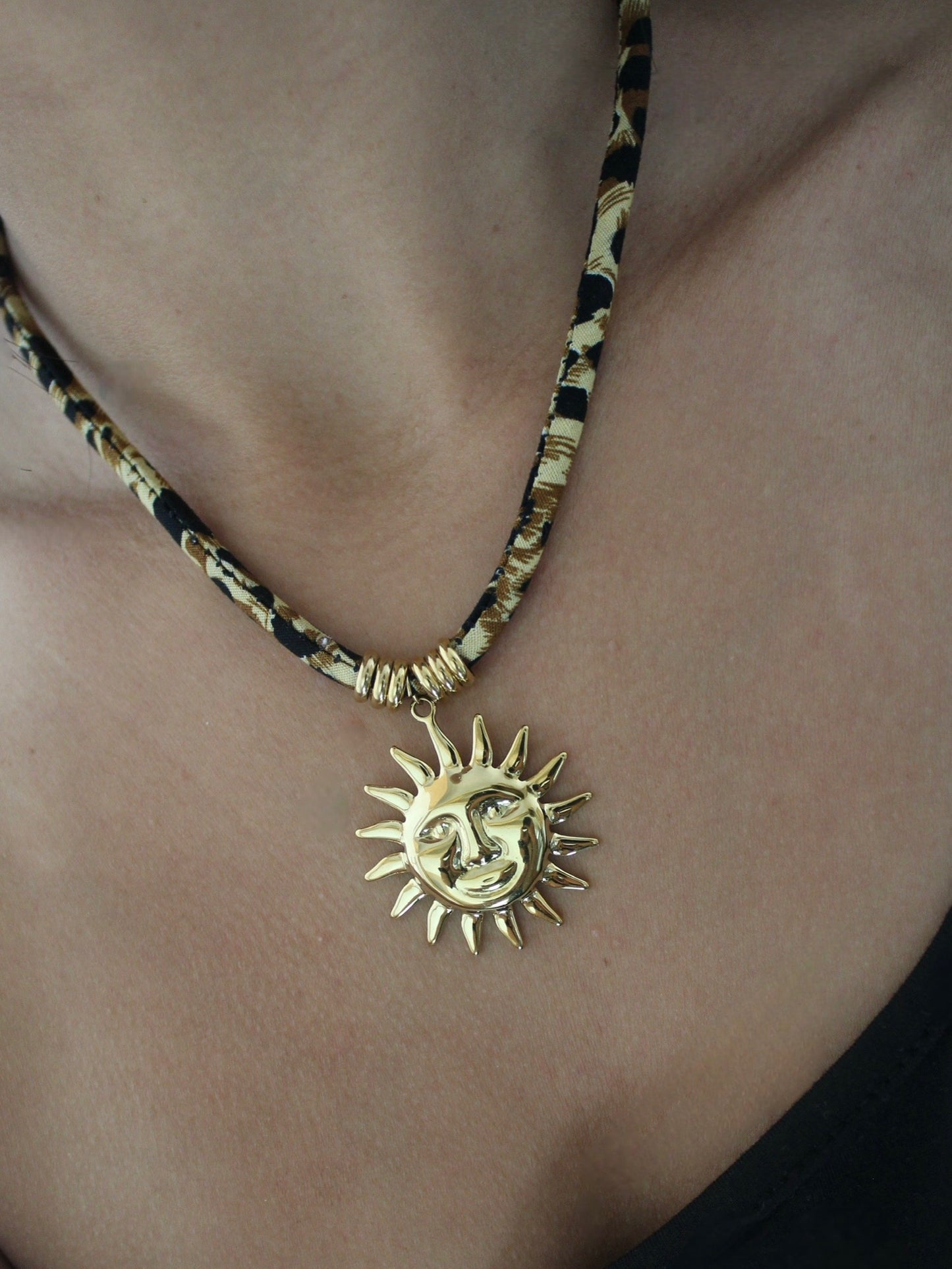 Collier cordon léopard et soleil sourire - Bijoux en acier inoxydable - Les bijoux d’Anaïs